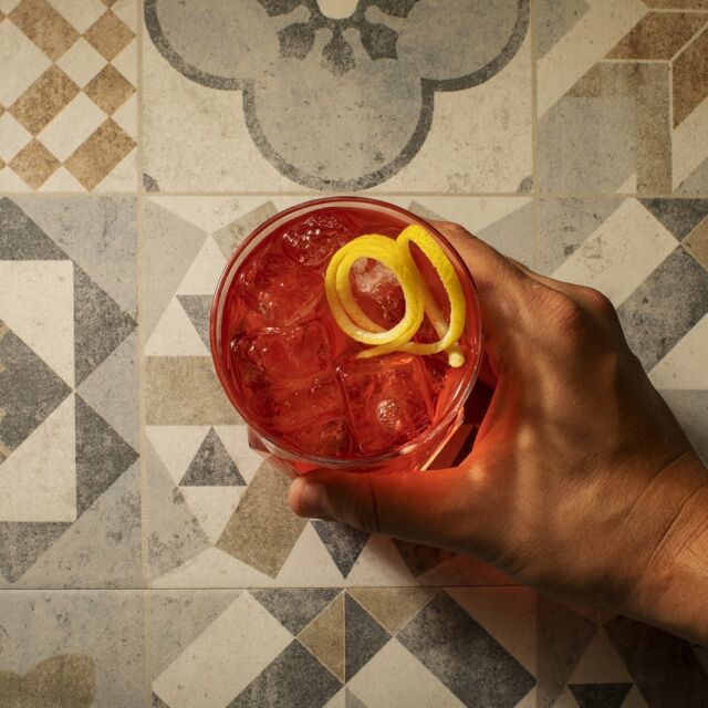 Il numero 22 è un inno all’armonia, un simbolo di speranza. Quali sono i tuoi buoni propositi per l’anno nuovo? Anzi, non li vogliamo sapere. Alziamo i tumbler e brindiamo al 2022!

#mumagin #comequelbaciosalato #baciosalato #mumamoments #gin #gintonic #bar #cocktail #instagood #aperitivo #cocktailbar #ginlovers #happyhour #italia #pugliagram #weareinpuglia #igerspuglia