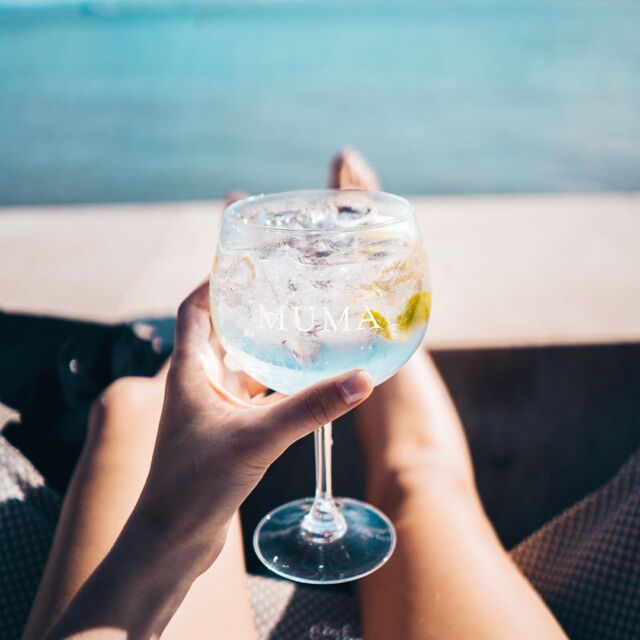 A vivere l’estate comincia tu! 🎶Che tu sia su una spiaggia vista Mar Mediterraneo, o sul tetto del mondo, Muma ti fa sentire uno spirito libero. Non lasciare a casa la libertà di esplorare, di muoverti, di connetterti con gli altri e di vivere esperienze con tutti i tuoi sensi.Rendi la tua estate Muma, lo trovi nel link in bio.#mumagin #comequelbaciosalato #baciosalato #mumamoments #gin #gintonic #bar #cocktail #instagood #aperitivo #cocktailbar #ginlovers #happyhour #italia #pugliagram #weareinpuglia #igerspuglia