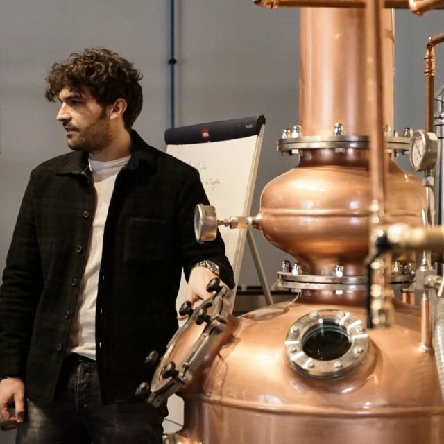 Dietro il sapore di quel bacio salato che rende inconfondibile Muma c’è tanto studio, tanta ricerca. Materie prime accuratamente selezionate e una distilleria che è il punto nevralgico di tutta la produzione. Vieni a farti un selfie con il nostro alambicco tradizionale?#drink #mumatonic #aperitivo #ginlovers #happyhour #cocktail #muma #mumalovers #ginpassion #mumagin #baciosalato #bartender #aperitivotime #mumamoment #igerspuglia #puglia #distilleria