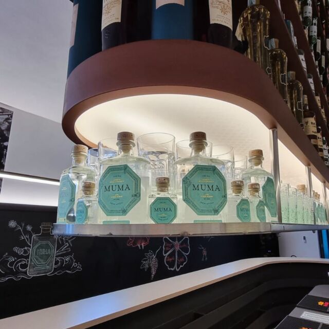Quel bacio salato non lo senti in qualsiasi posto. Lo vivi, lo ricordi, lo senti solo nelle migliori bottiglierie e nei locali più giusti. #aperitivo #muma #mumatonic #mumalovers #ginlovers #ginpassion #mumagin #bartender #baciosalato #cocktail #mumamoment #aperitivotime #drink #happyhour #distilleria #comequelbaciosalato #bar #igerspuglia #MumaFizz #gourmet #Muma #gin #Ginlover