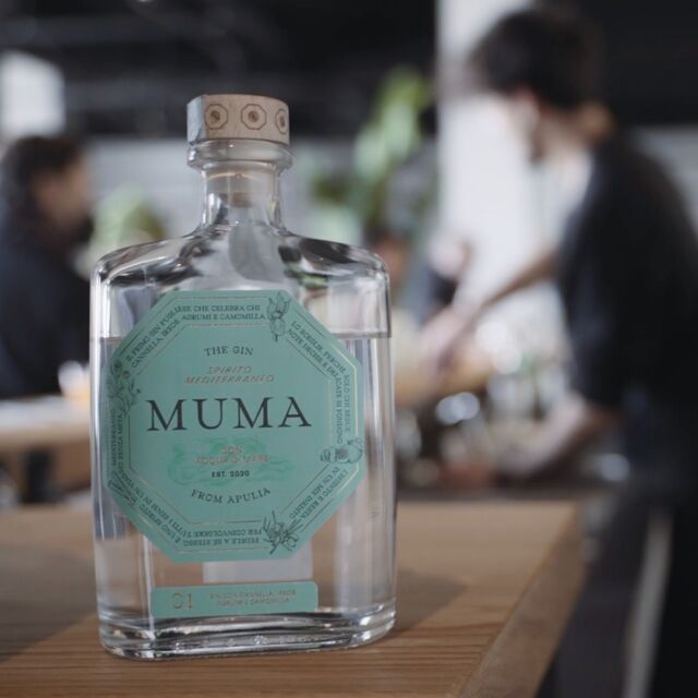 Dietro il bancone di un bar, scorri con lo sguardo tutte le etichette. Fino a quando non la trovi, lì ottagonale, splendente nel suo color tiffany:- Un Muma Tonic, grazie.#mumagin #mumatonic #gintonic #ginpassion #comequelbaciosalato #igerspuglia #bar #bartender #ginlovers #mumamoment #gourmet #dirtymartini #Muma #MumaFizz