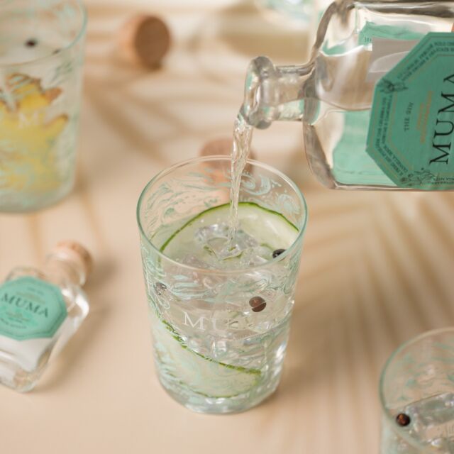 Prova a rifarlo: il Muma Tonic è il cocktail perfetto da preparare a casa. Bastano tre ingredienti:5 cl Muma Gin1 Bottiglietta Acqua tonica Profumo di Agrumi0,5 cl Soluzione SalinaGià ordinate le tue bottiglie di Muma Gin dal link in bio?