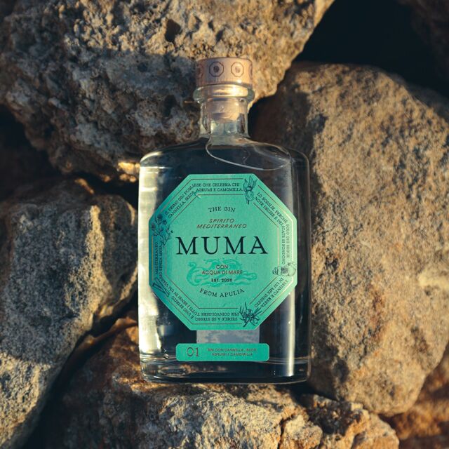 Muma sono quattro amici che hanno deciso di mescolare insieme le loro storie per costruire una distilleria artigianale Made in Puglia.

Una storia che bagna le sue radici nello stesso mare che dà sapore a Muma Gin, e che lo rende unico.

 #pugliagram #comequelbaciosalato #mumagin #igerspuglia #cocktailbar #gin #MumaGin